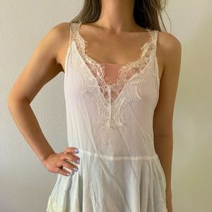 Forever 21 - white tank top with lace details - size S - perfect condition